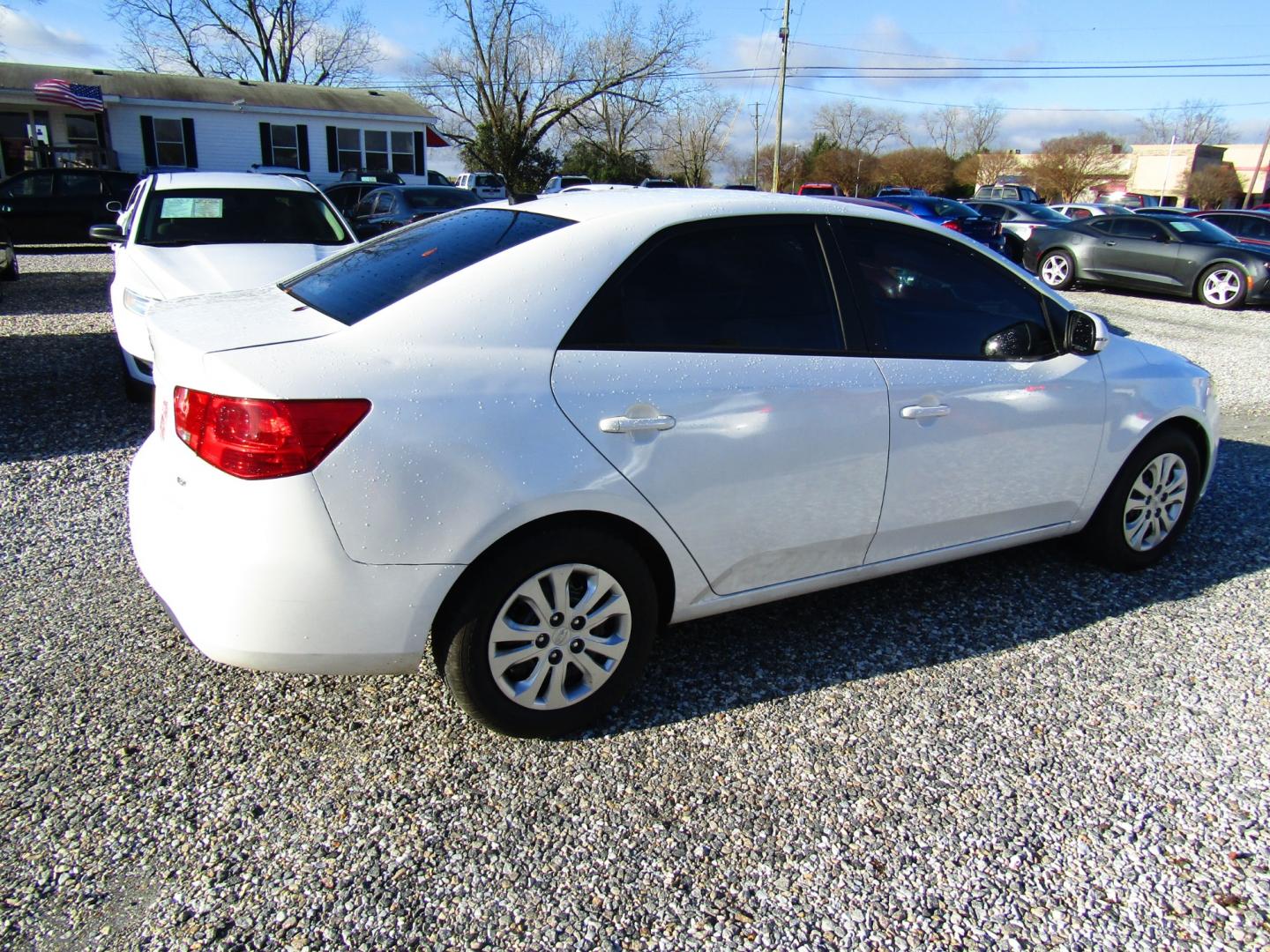 2012 White Kia Forte EX (KNAFU4A22C5) with an 2.0L L4 DOHC 16V engine, Automatic transmission, located at 15016 S Hwy 231, Midland City, AL, 36350, (334) 983-3001, 31.306210, -85.495277 - Photo#7